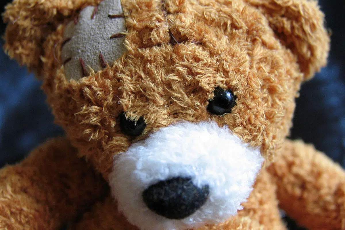 Un ours en peluche avec un tissu cousu sur la tête